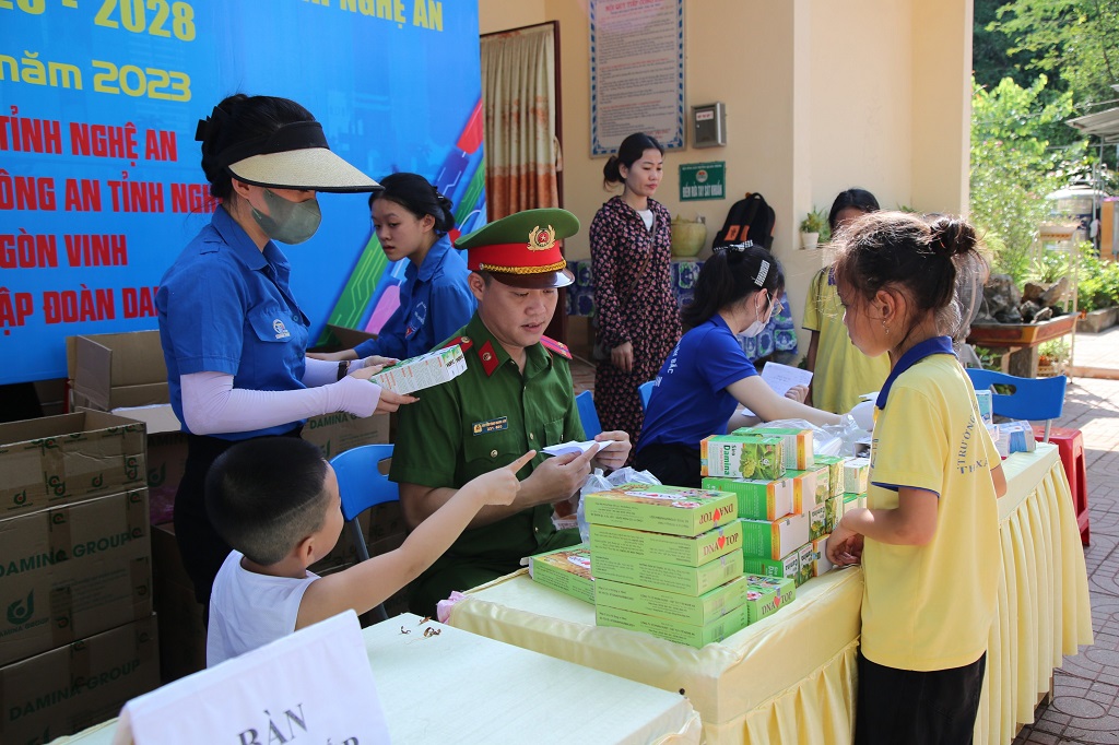 Đoàn Thanh niên Công an tỉnh phối hợp Bệnh viện Mắt Sài Gòn tổ chức hoạt động khám, tư vấn bệnh về mắt, cấp phát kính mắt miễn phí cho các em học sinh