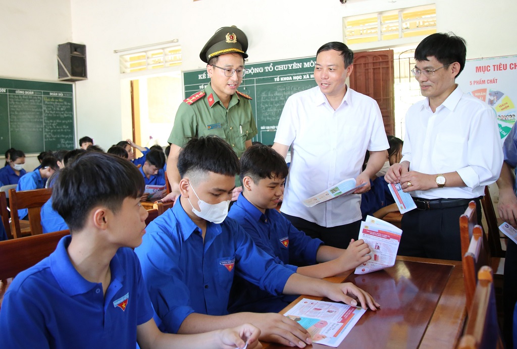 Các đại biểu tham gia hoạt động tuyên truyền phòng, chống tác hại của ma túy và thuốc lá điện tử của Đoàn thanh niên Công an tỉnh Nghệ An
