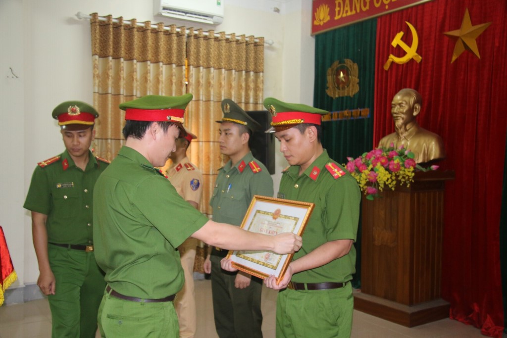 Khen thưởng các cá nhân hoạt động nổi bật trong mô hình