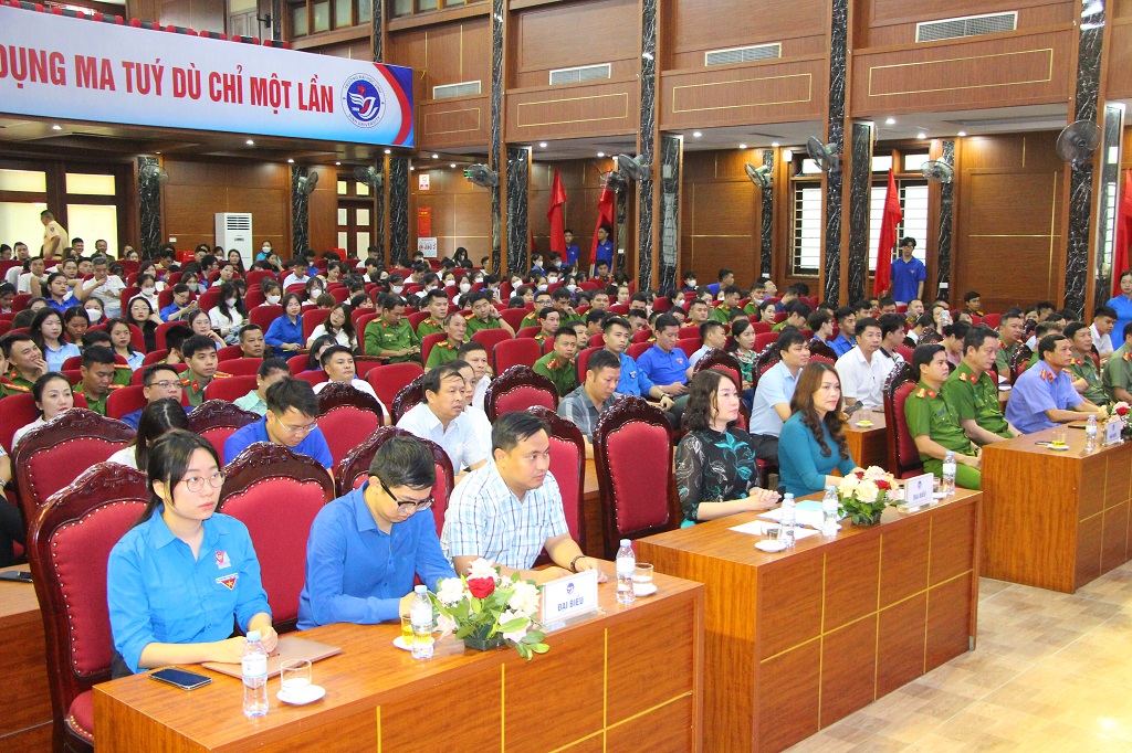 Đại biểu và đông đảo giáo viên, sinh viên tham dự buổi lễ