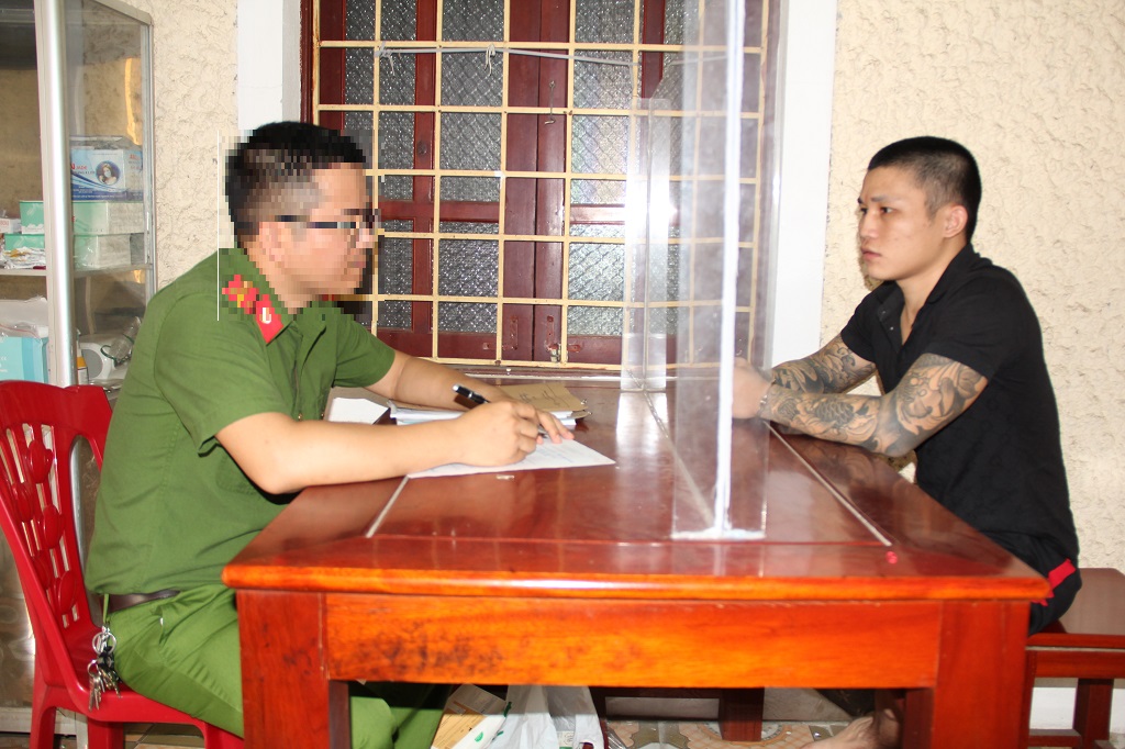 Cơ quan Công an làm việc với một trong những đối tượng của chuyên án