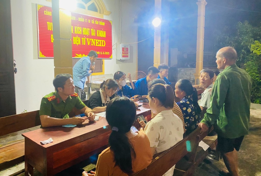 Công an các đơn vị địa phương cùng các tổ chức đoàn cơ sở cài đặt, kích hoạt tài khoản định danh điện tử cho người dân trên địa bàn
