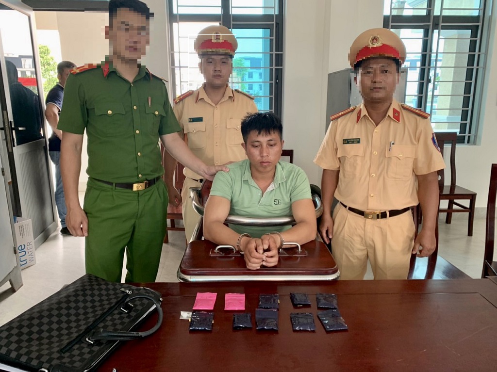 Đối tượng Thò Bá Cha cùng tang vật chuyên án Cơ quan Công an bắt giữ