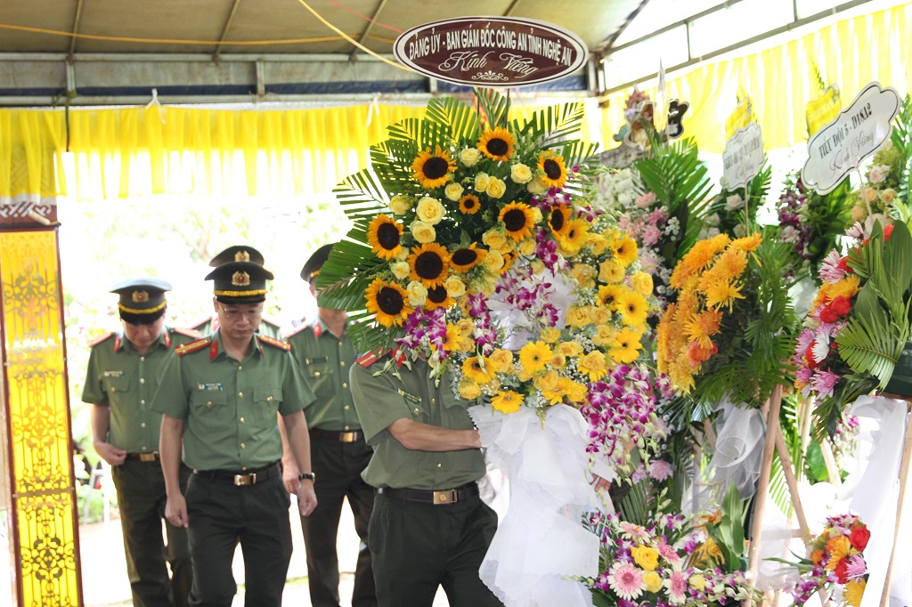 Đồng chí Đại tá Trần Ngọc Tuấn - Phó Giám đốc Công an tỉnh Nghệ An đến viếng cán bộ Công an xã hy sinh khi làm nhiệm vụ tại huyện Cư Kuin, tỉnh Đắk Lắk