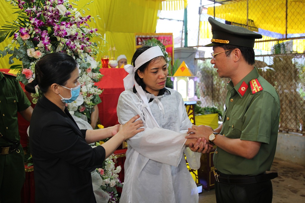 Đoàn công tác của Công an tỉnh Nghệ An đến thăm, viếng, động viên gia đình đồng chí Thiếu tá Hoàng Trung (SN 1981), quê quán: Nghi Lộc, Nghệ An, cán bộ Công an xã Ea Ktur, huyện Cư Kuin, tỉnh Đắk Lắk