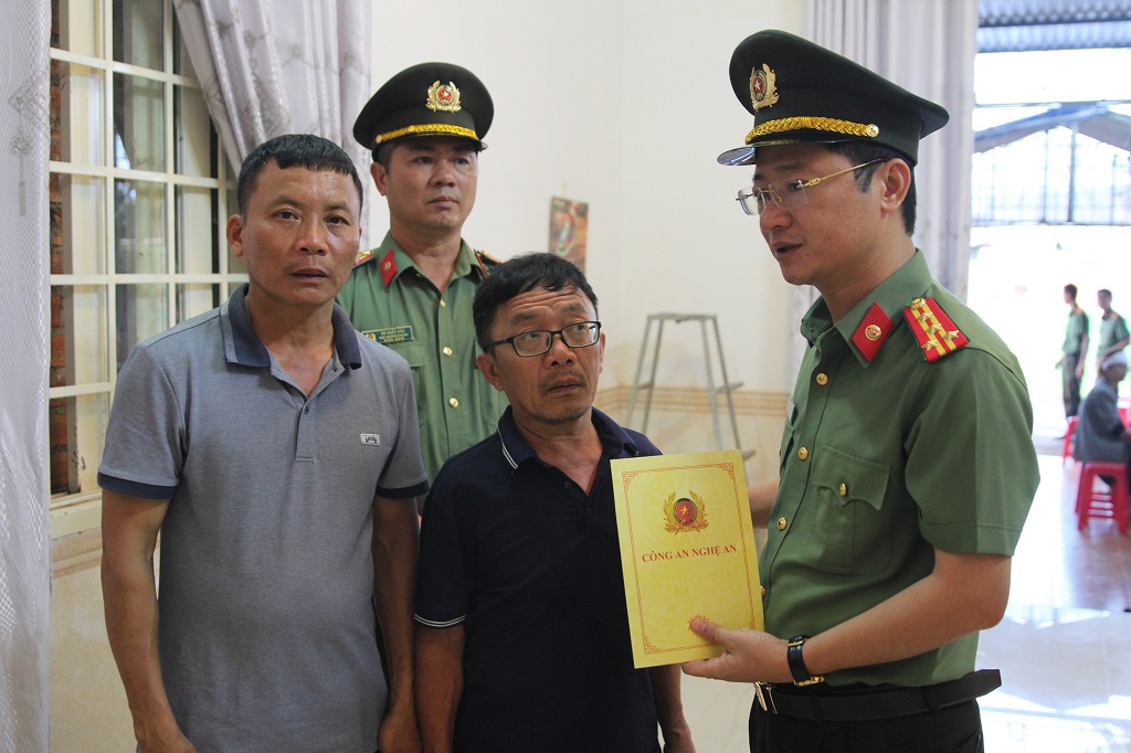 Đoàn công tác đến thăm, viếng, động viên gia đình đồng chí Đại úy Nguyễn Đăng Nhân (SN 1994), quê quán: Yên Thành, Nghệ An, cán bộ Công an xã Ea Ktur, huyện Cư Kuin, tỉnh Đắk Lắk