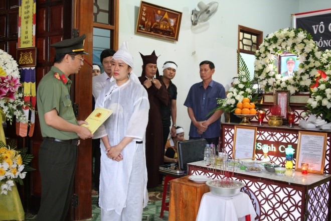 Đoàn công tác thăm, viếng động viên gia đình đồng chí Đại úy Hà Tuấn Anh (SN 1991), quê quán: Triệu Sơn, Thanh Hoá