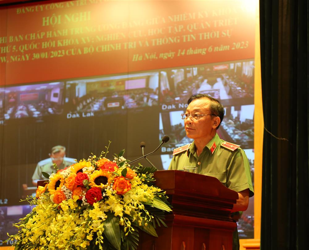 Đồng chí Thiếu tướng Đặng Ngọc Bách, Phó Cục trưởng Cục Công tác đảng và công tác chính trị quán triệt Nghị quyết số 36-NQ/TW, ngày 30/01/2023 của Bộ Chính trị