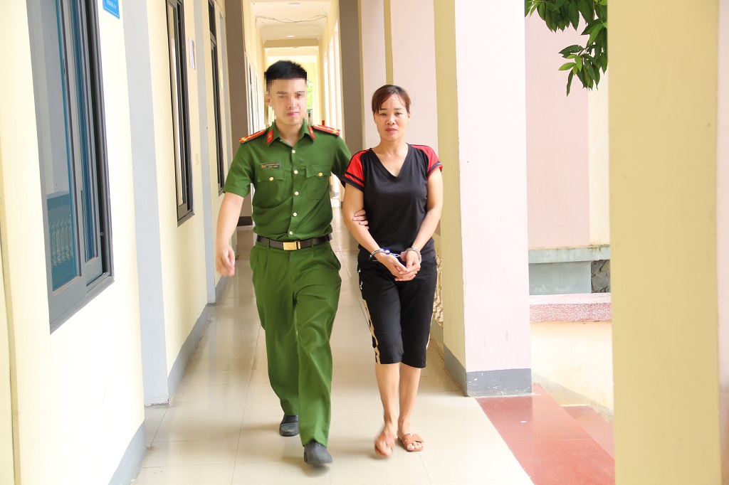Cơ quan Công an dẫn giải đối tượng Lê Thị Hợi