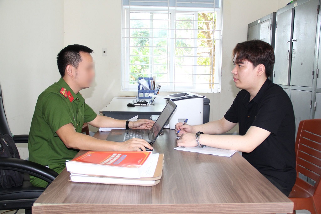 Công an thị xã Hoàng Mai làm việc với đối tượng Trần Đức Tiến
