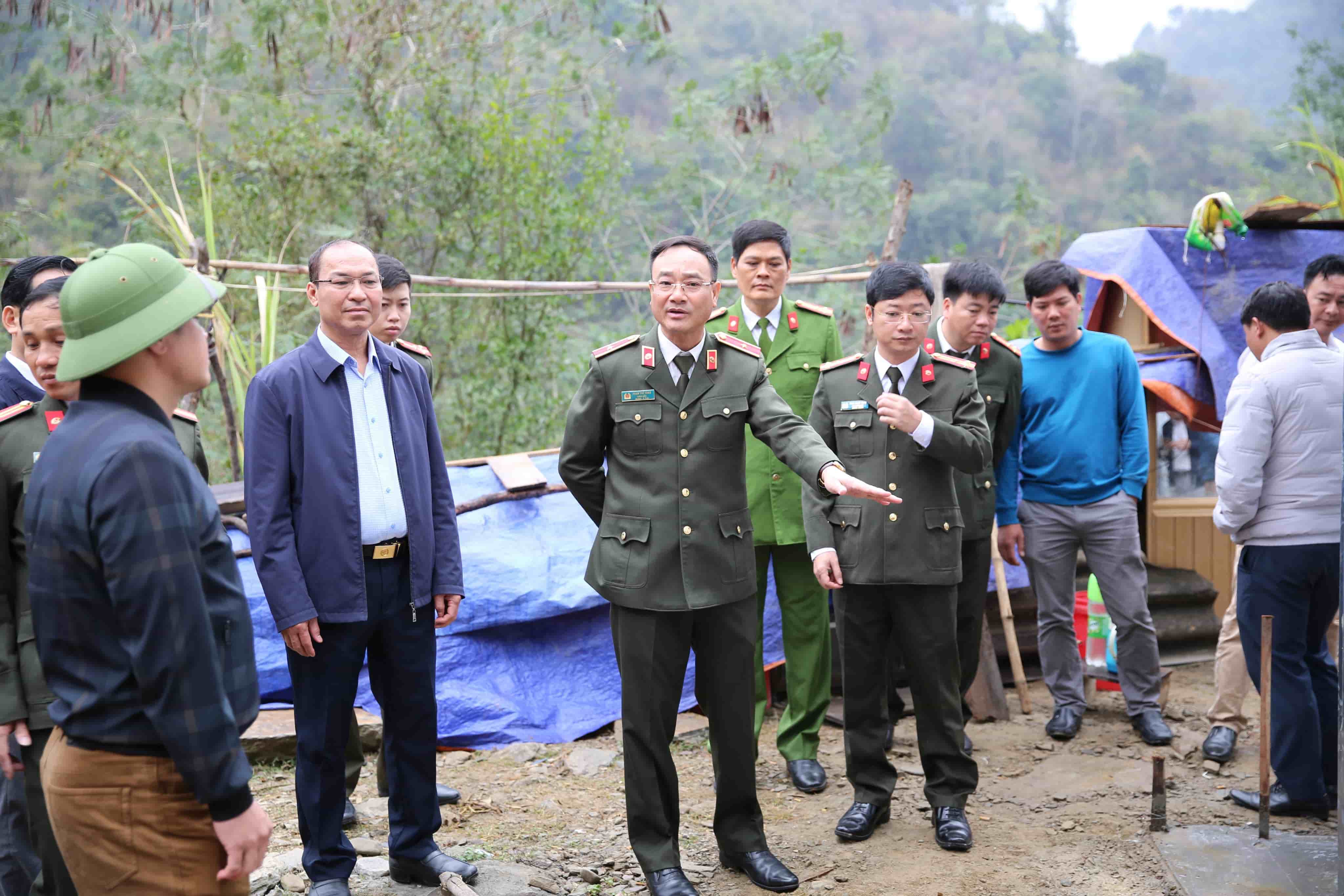 Đồng chí Thiếu tướng Phạm Thế Tùng - Ủy viên Ban Thường vụ Tỉnh ủy - Giám đốc Công an tỉnh Nghệ An kiểm tra hoạt động xây dựng nhà cho người nghèo tại các xã biên giới