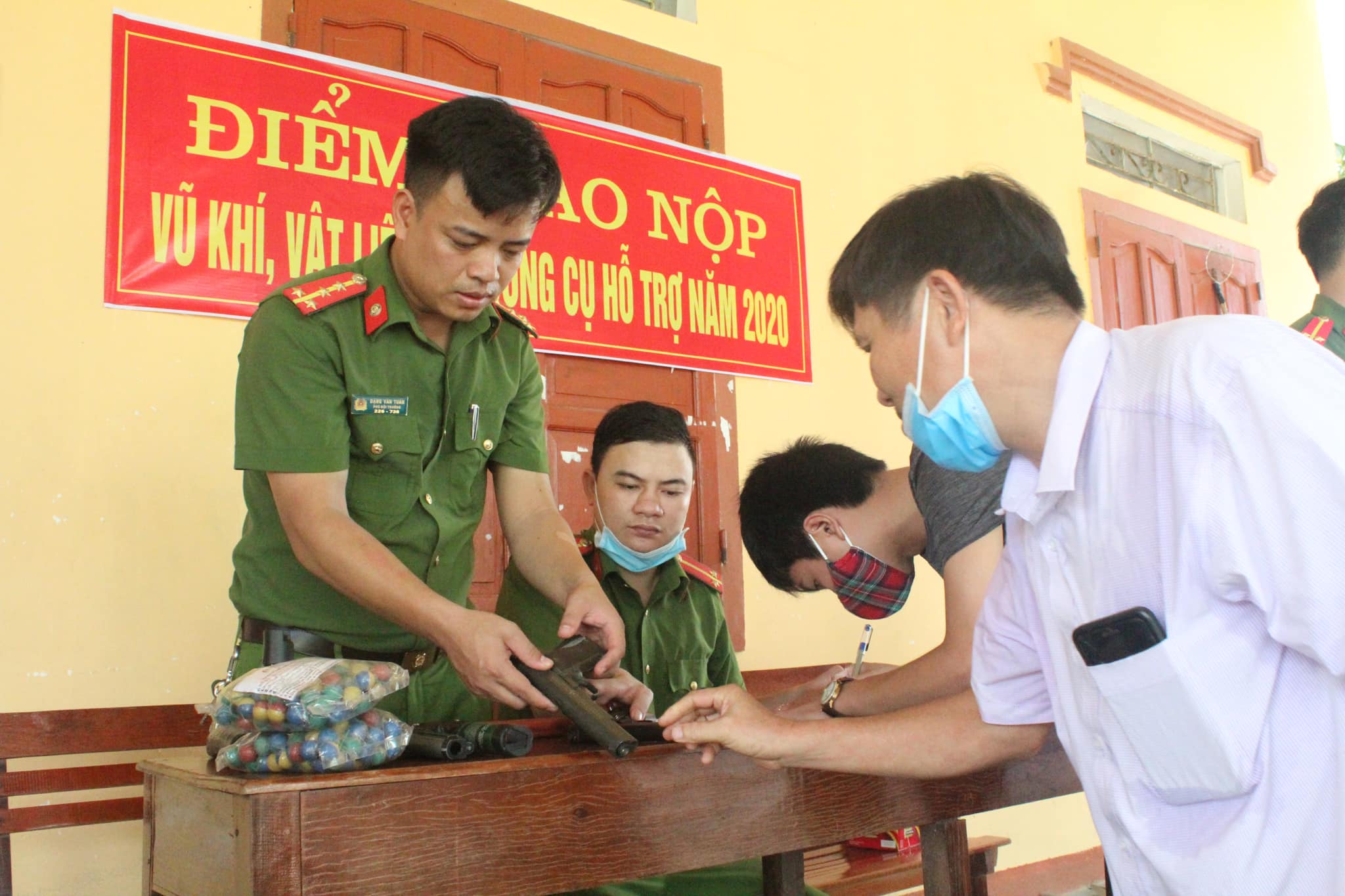 Phong trào người dân tự giác giao nộp vũ khí và vật liệu nổ đã góp phần quan trọng vào công tác đảm bảo ANTT