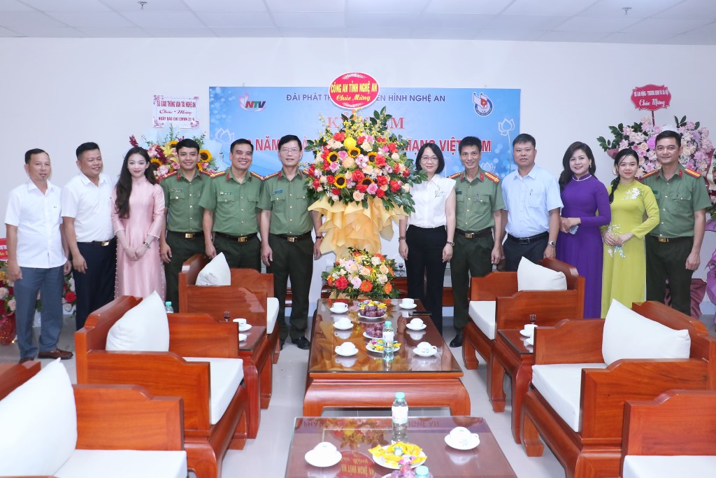 Đoàn công tác đến thăm, chúc mừng Đài Phát thanh và truyền hình Nghệ An