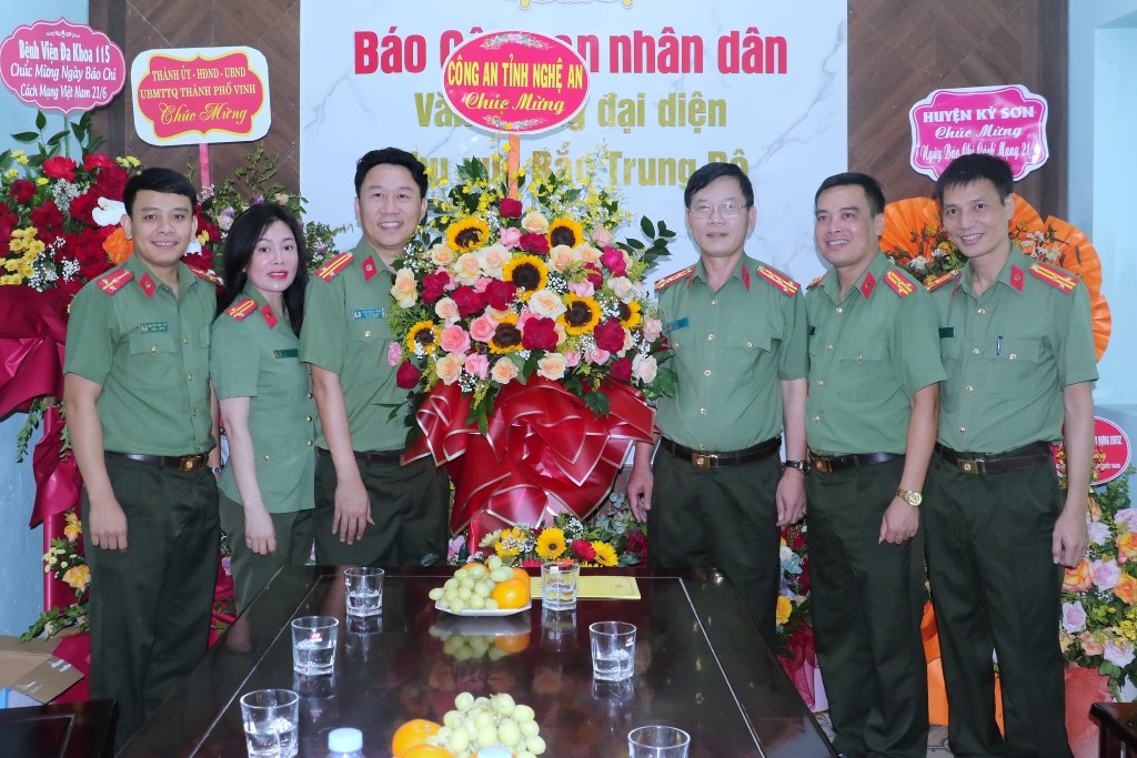 Chúc mừng Văn phòng đại diện Báo Công an nhân dân khu vực Bắc Trung Bộ 