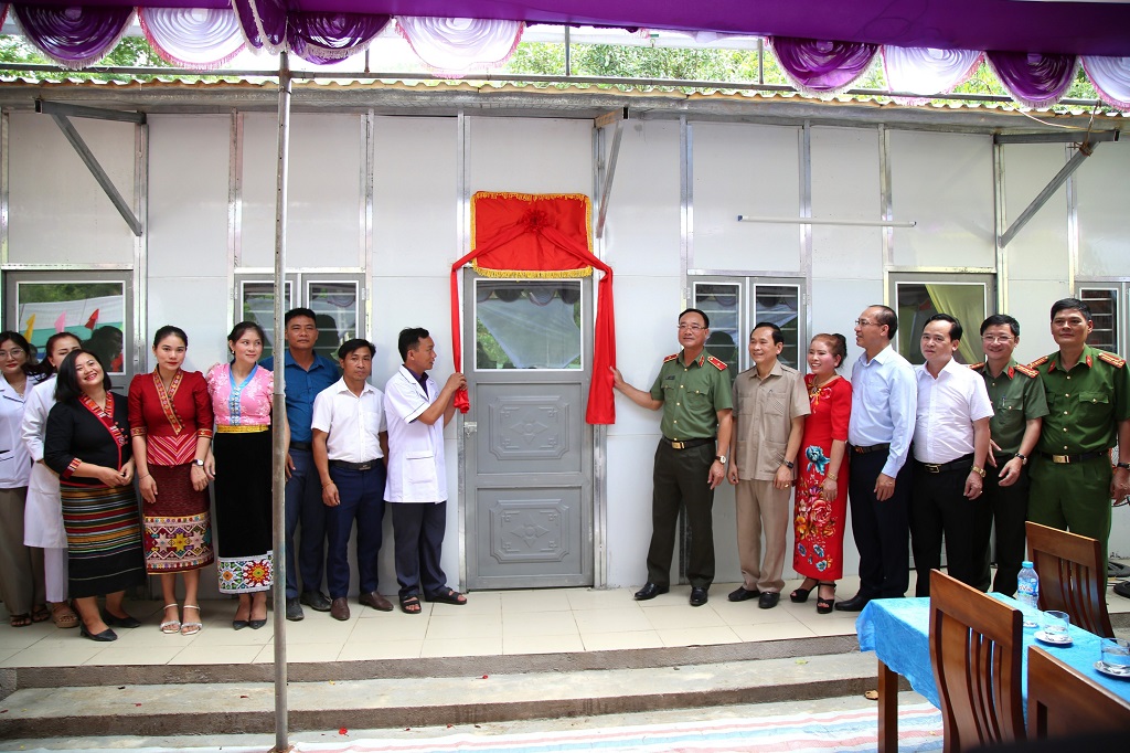 Thực hiện nghi thức bàn giao Nhà điều trị Trạm y tế xã Mường Ải