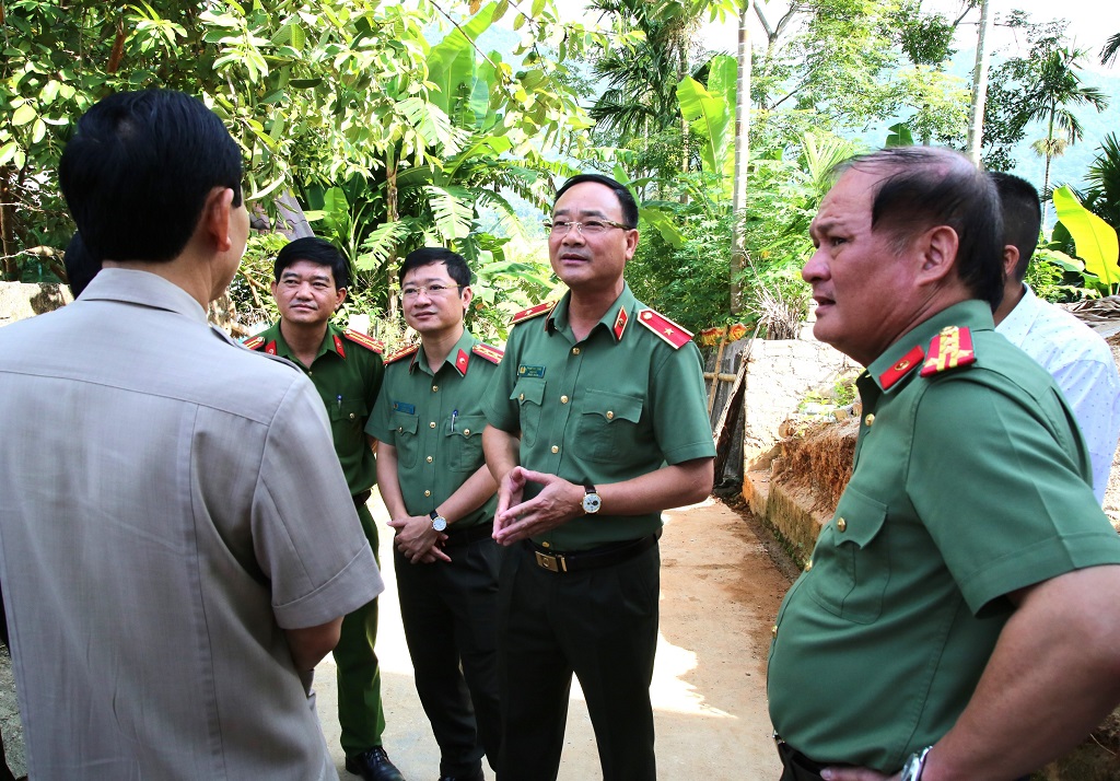 Đồng chí Thiếu tướng Phạm Thế Tùng, Giám đốc Công an tỉnh trao đổi một số nội dung liên quan với Lãnh đạo Bệnh viện đa khoa Cửa Đông (nhà tài trợ xây dựng Nhà điều trị Trạm y tế)