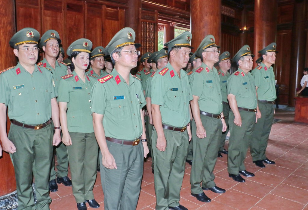 Đoàn đến dâng hoa, dâng hương tại Khu Di tích Quốc gia đặc biệt Kim Liên, huyện Nam Đàn
