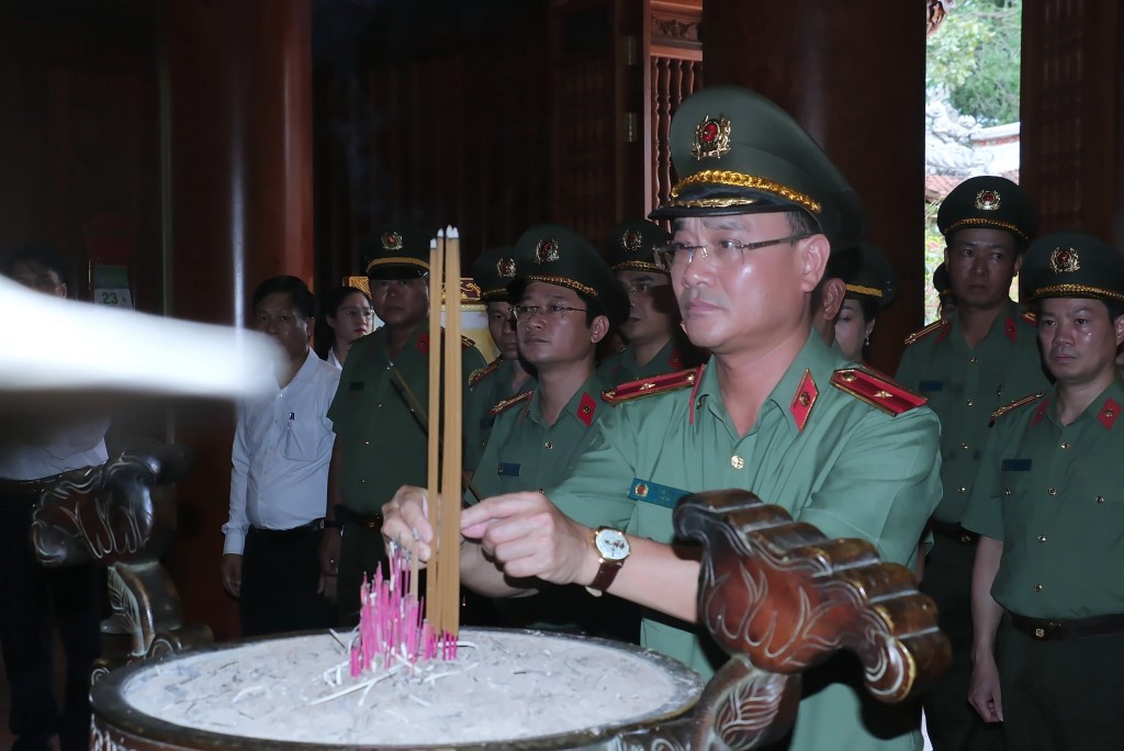 Đồng chí Thiếu tướng Phạm Thế Tùng, Ủy viên Ban Thường vụ Tỉnh ủy, Giám đốc Công an tỉnh dâng hương trước anh linh Chủ tịch Hồ Chí Minh