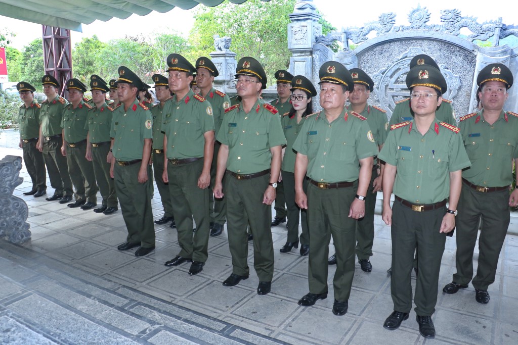 Dâng hương tại Khu di tích Truông Bồn (xã Mỹ Sơn, huyện Đô Lương) 