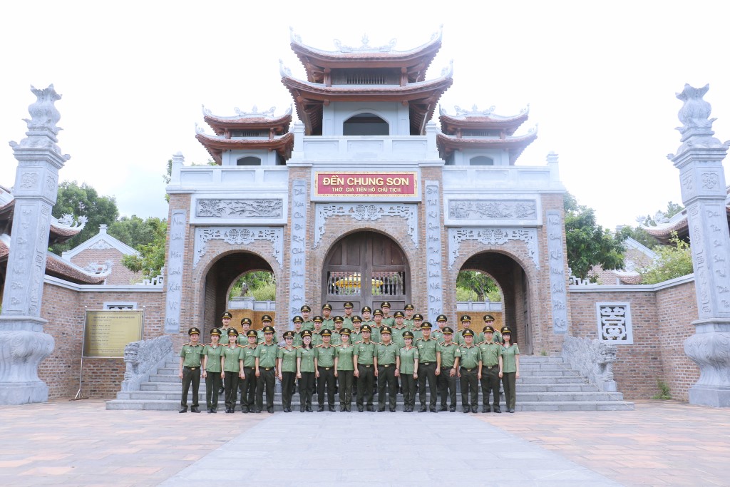 Đoàn chụp ảnh lưu niệm tại Đền Chung Sơn – Đền thờ gia tiên Chủ tịch Hồ Chí Minh