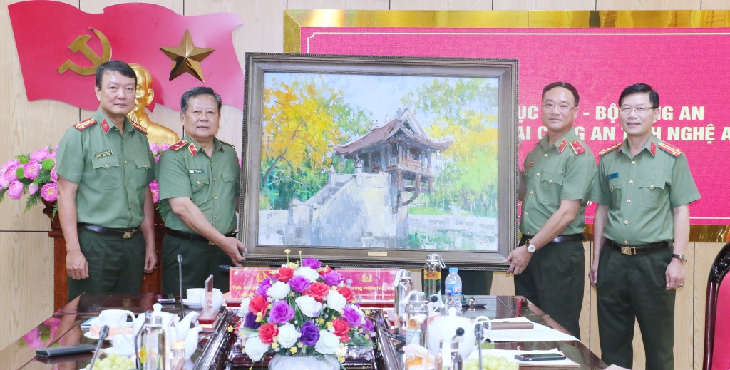 Cục Quản lý xuất nhập cảnh, Bộ Công an trao bức tranh tặng Công an Nghệ An
