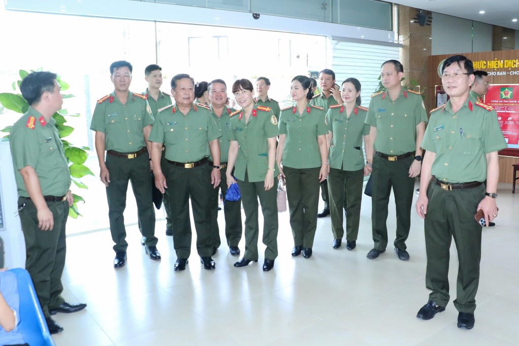 Đoàn thăm bộ phận một cửa Phòng Quản lý xuất nhập cảnh Công an tỉnh