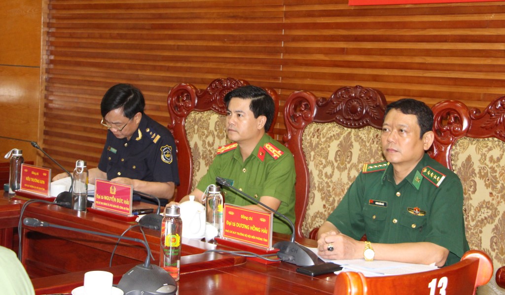 Đồng chí Đại tá Nguyễn Đức Hải - Phó Giám đốc Công an tỉnh; đồng chí Đại tá Dương Hồng Hải - Phó Chỉ huy trưởng Bộ Chỉ huy bộ đội Biên phòng tỉnh và đồng chí Kiều Trường Sơn - Phó Cục trưởng Cục Hải quan đồng chủ trì Hội nghị