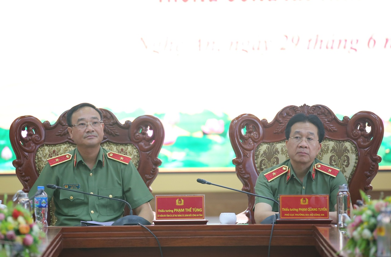 Đồng chí Thiếu tướng Phạm Quang Tuyển, Phó Cục trưởng Cục Tổ chức cán bộ, Bộ Công an và đồng chí Thiếu tướng Phạm Thế Tùng, Ủy viên Ban Thường vụ Tỉnh ủy, Bí thư Đảng ủy Giám đốc Công an tỉnh tại Hội nghị