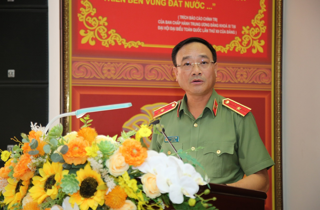Đồng chí Thiếu tướng Phạm Thế Tùng, Ủy viên BTV Tỉnh ủy, Bí thư Đảng ủy, Giám đốc Công an tỉnh đã phổ biến một số nội dung của việc lấy phiếu tín nhiệm