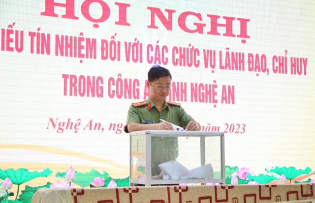 Các đồng chí Phó Giám đốc Công an tỉnh bỏ phiếu tại Hội nghị