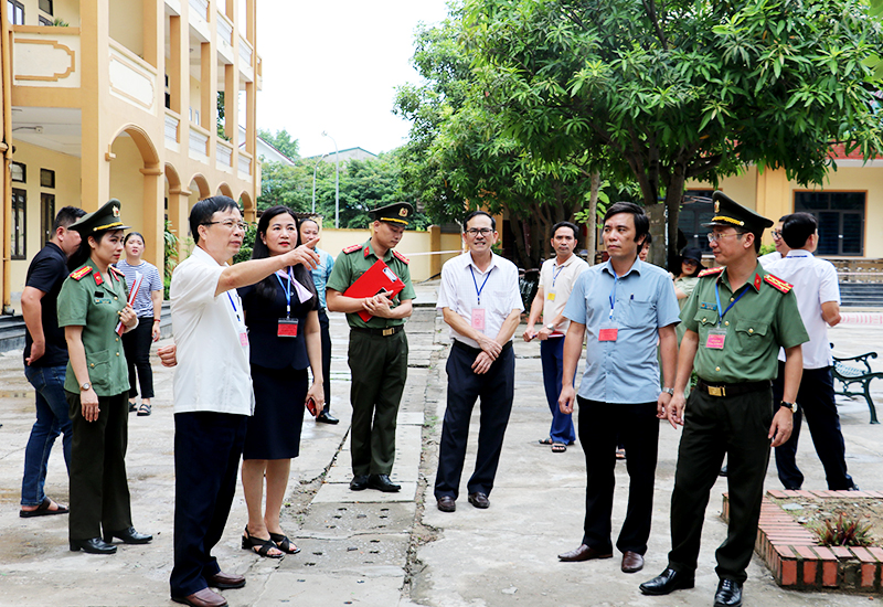 Các đồng chí Phó Chủ tịch UBND tỉnh Bùi Đình Long, Đại tá Trần Ngọc Tuấn, Phó Giám đốc Công an tỉnh kiểm tra công tác đảm bảo an ninh trật tự khu vực thi tại Trường THPT Dân tộc nội trú tỉnh