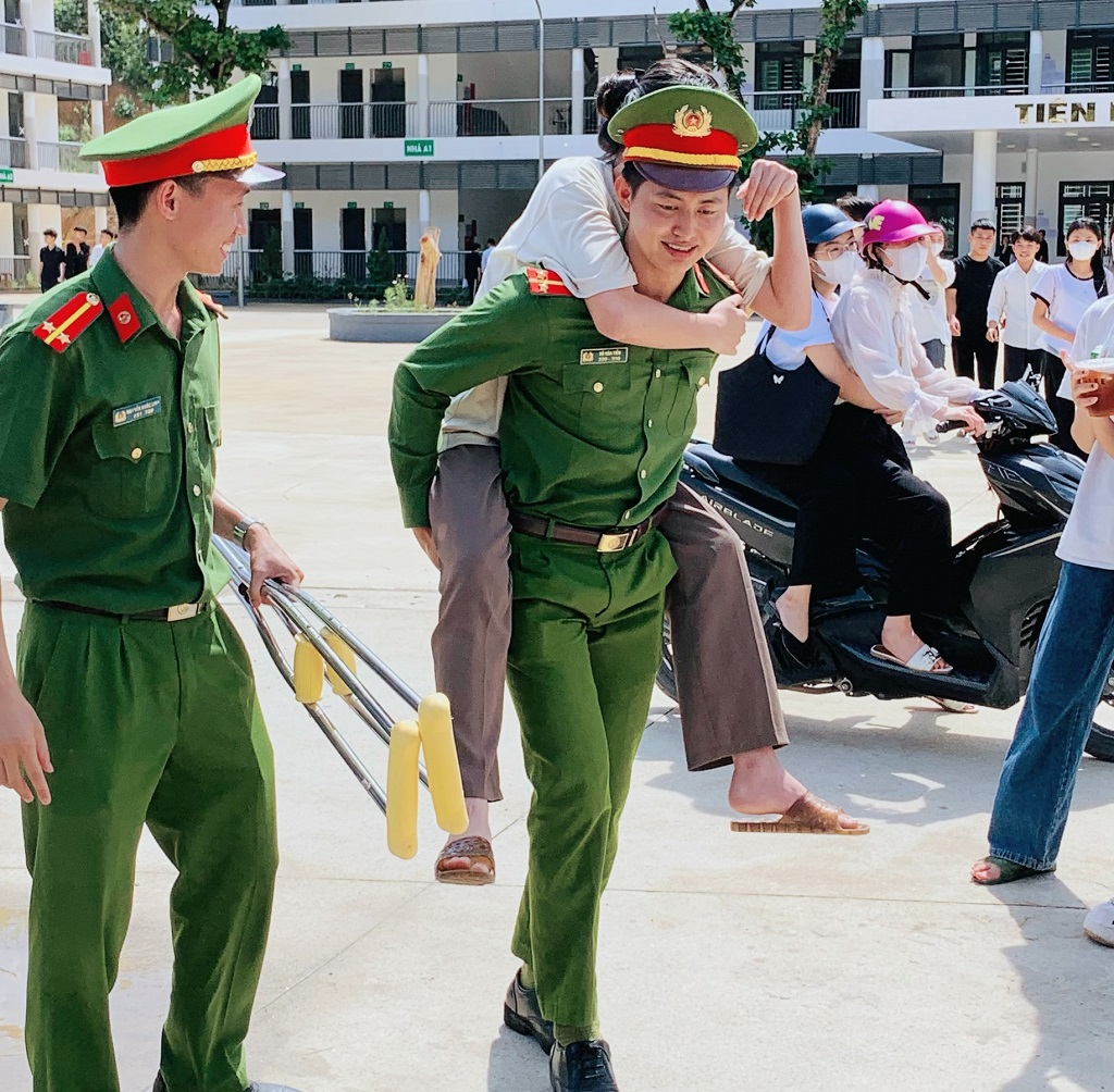 Hình ảnh đẹp chiến sĩ Công an huyện Kỳ Sơn cõng thí sinh vào phòng thi