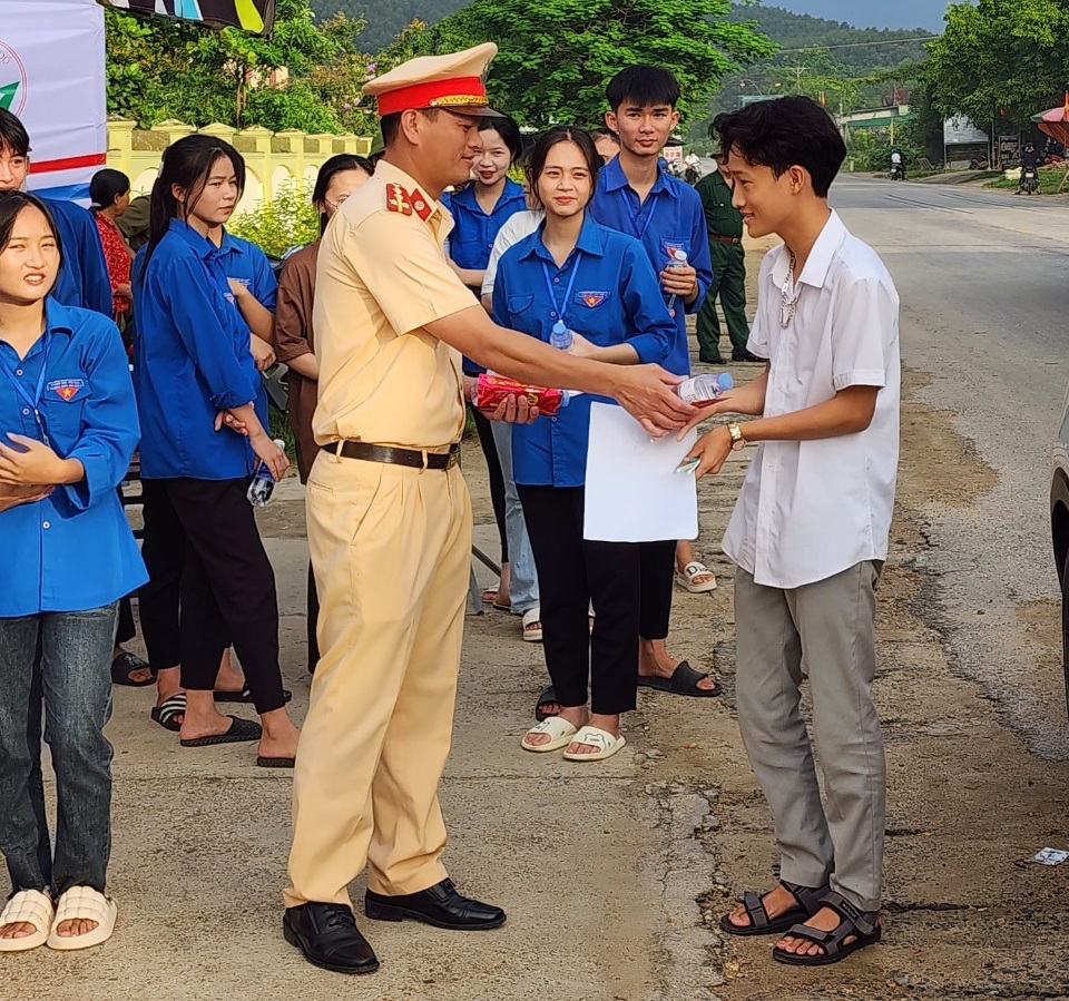 Đội Cảnh sát giao thông đường bộ số 2 - Phòng Cảnh sát giao thông hỗ trợ thí sinh quên giấy tờ tùy thân và hỗ trợ nước uống , sữa tiếp sức thí sinh trong kỳ thi