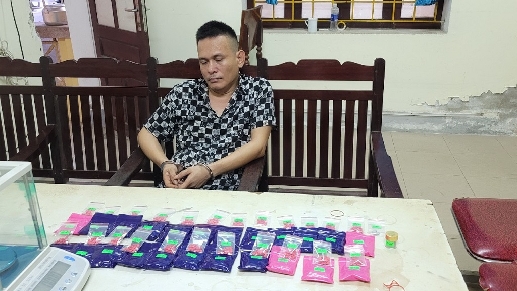 Ngô Đức Thành cùng tang vật tại Cơ quan Công an