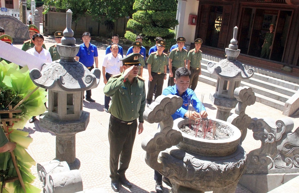 Đoàn đại biểu dâng hương tại Nhà tưởng niệm cố Bộ trưởng Bộ Công an Trần Quốc Hoàn ở xã Trung Phúc Cường (Nam Đàn)