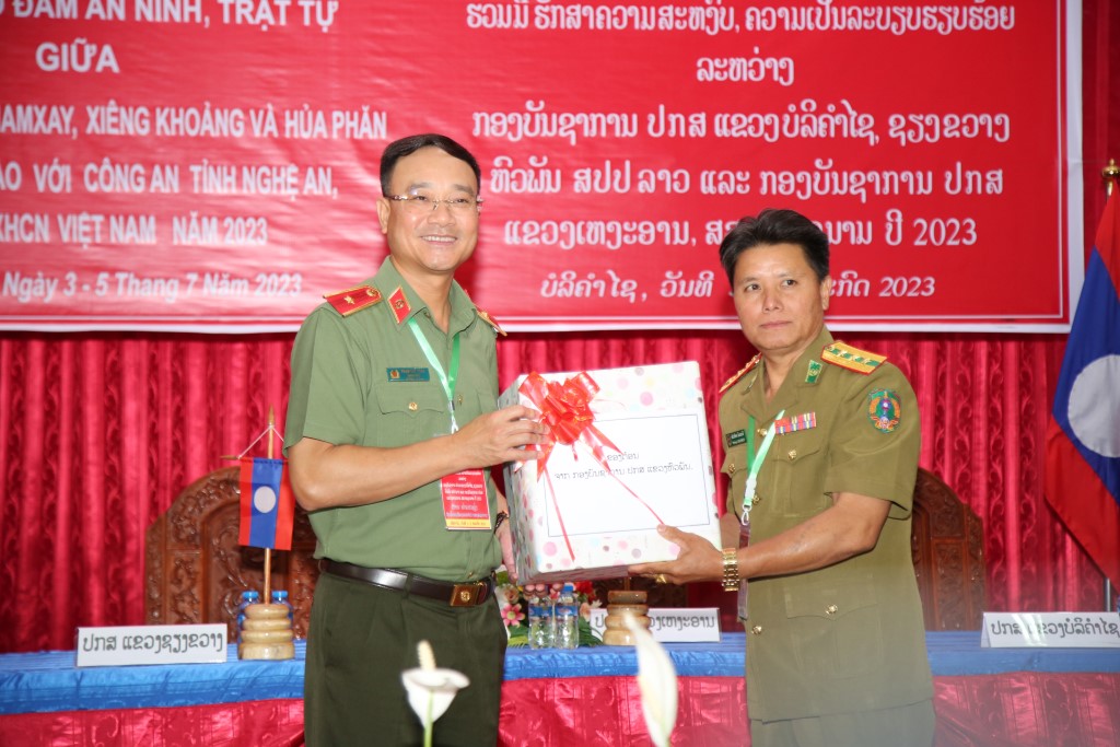 Công an tỉnh Hủa Phăn tặng quà Công an tỉnh Nghệ An