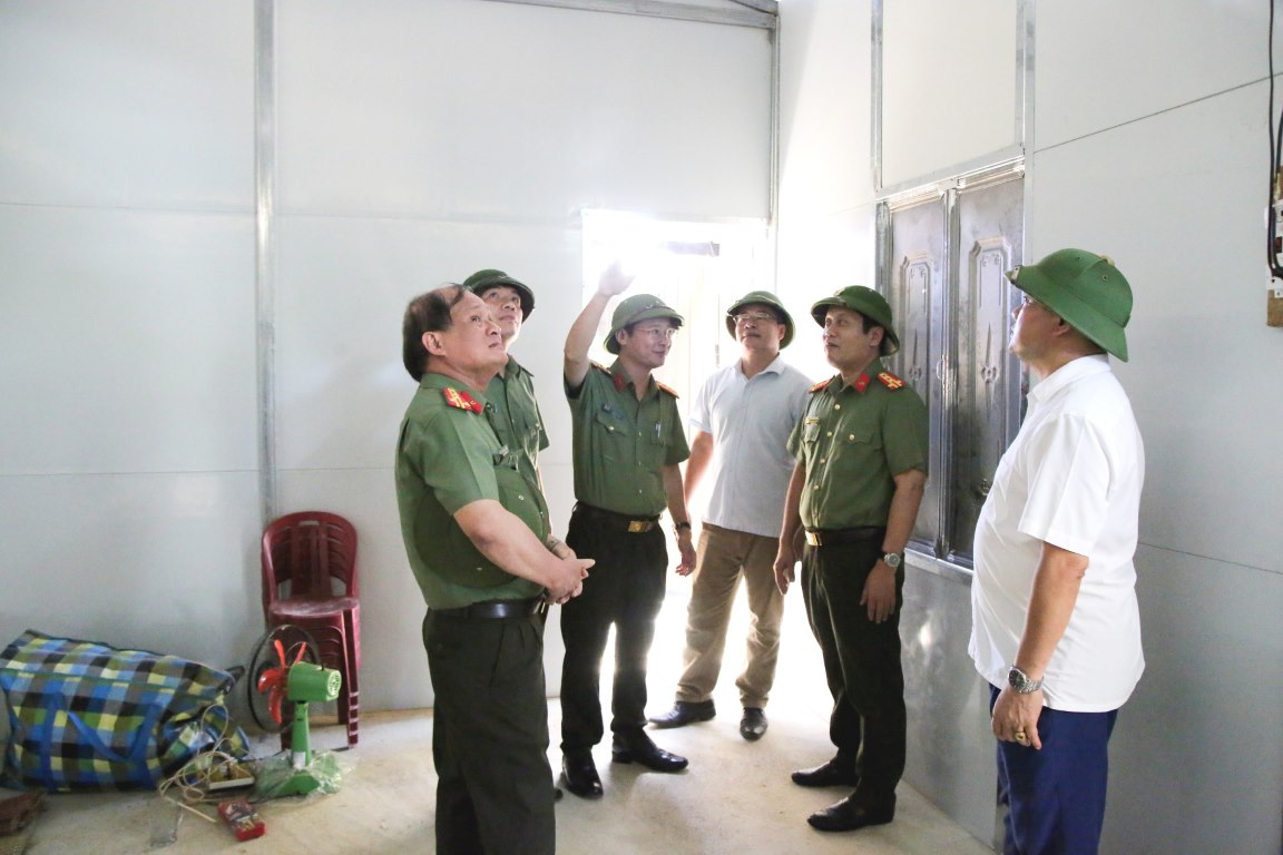 Đoàn công tác kiểm tra một căn nhà sắp hoàn thành