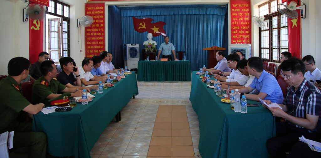 Toàn cảnh làm việc của Đoàn giám sát với Ban Quản lý Chợ Vinh 