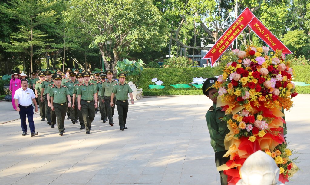 Đoàn đại biểu Công an tỉnh dâng hoa, dâng hương, tưởng niệm Chủ tịch Hồ Chí Minh tại Khu di tích Kim Liên - Di tích Quốc gia đặc biệt