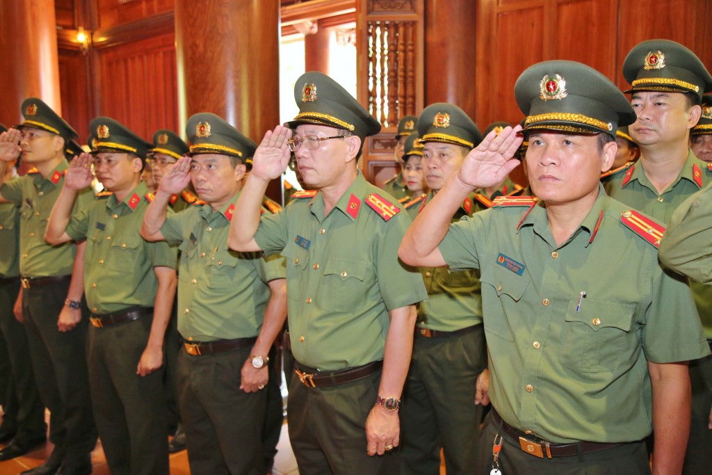 Đoàn đại biểu Công an tỉnh đã bày tỏ lòng thành kính và biết ơn vô hạn công lao to lớn của Người