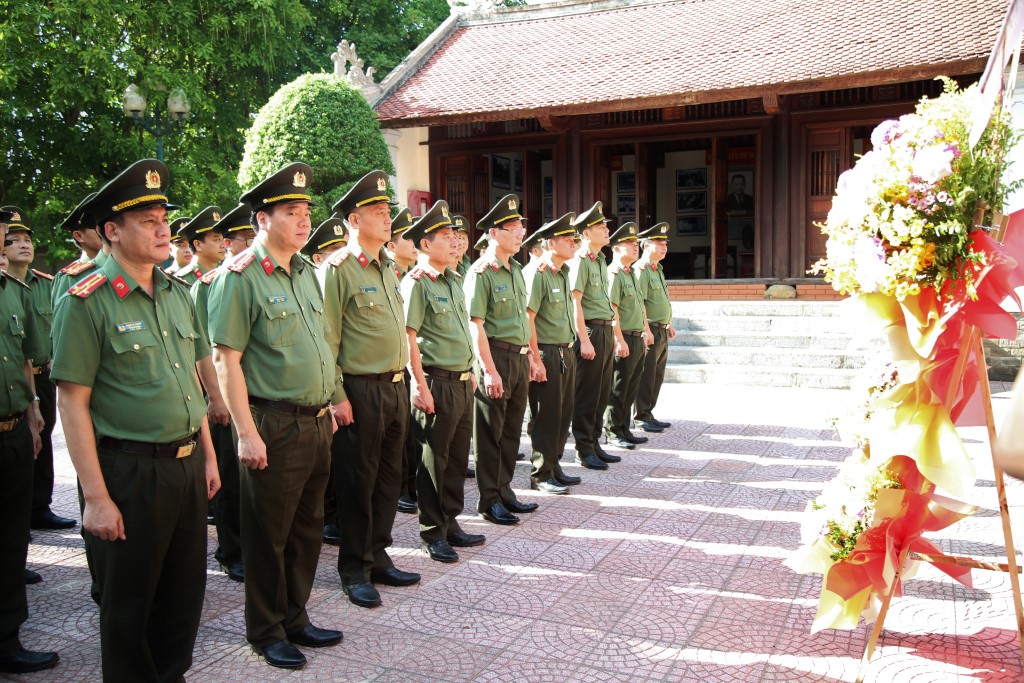 Đoàn đại biểu Công an tỉnh dâng hoa, dâng hương tại Nhà tưởng niệm đồng chí Trần Quốc Hoàn