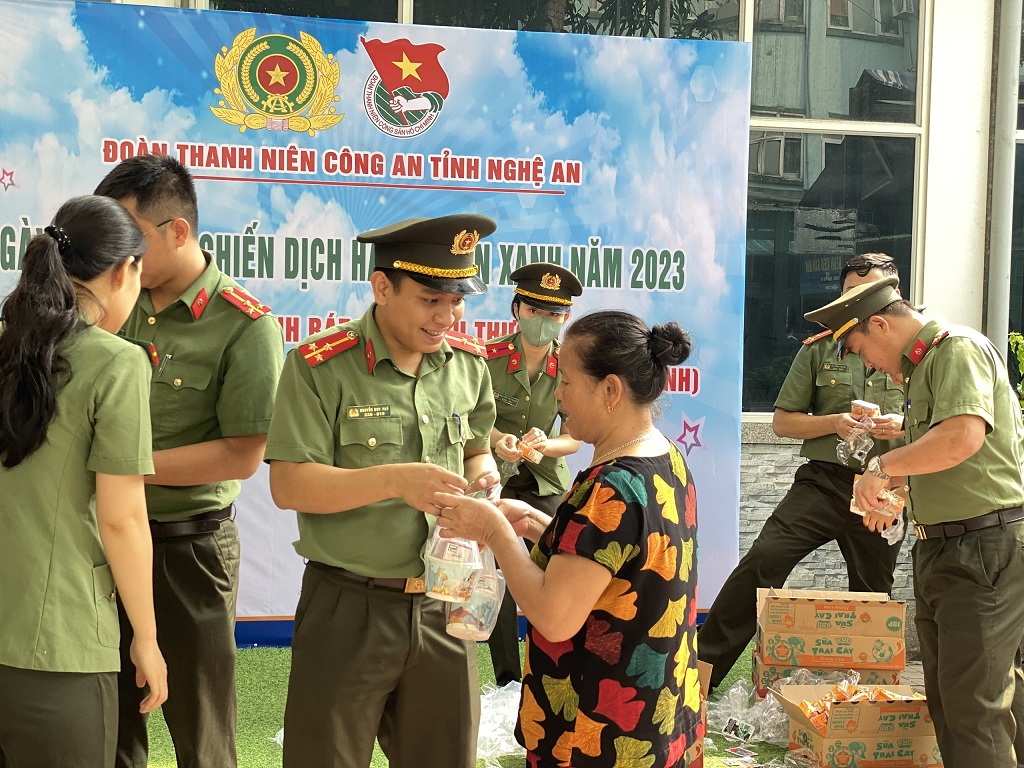 Tổ chức chương trình “Bát cháo tình thương” cho các bệnh nhân