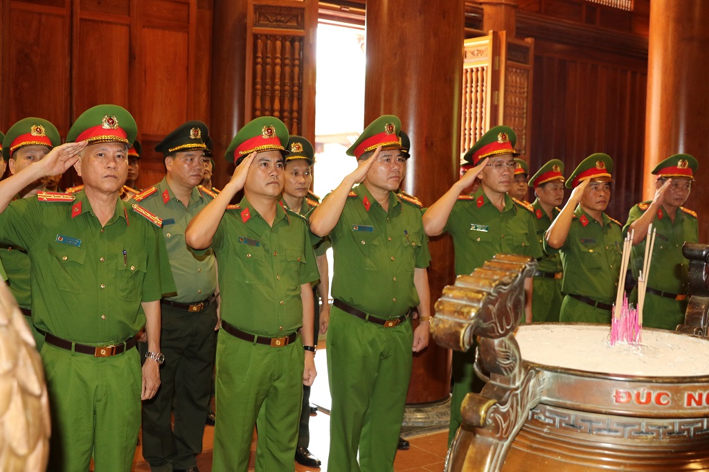 Đoàn đại biểu Công an tỉnh đã bày tỏ lòng thành kính và biết ơn vô hạn công lao to lớn của Người