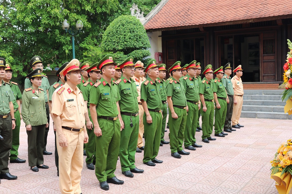 Đoàn đến dâng hoa, dâng hương tại Nhà tưởng niệm đồng chí Trần Quốc Hoàn, nguyên Ủy viên Bộ Chính trị, nguyên Bộ trưởng Bộ Công an