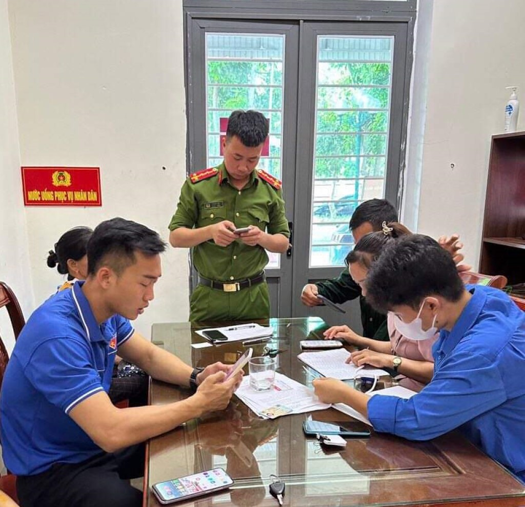 Công an thị xã Cửa Lò hướng dẫn người dân cài đặt tài khoản định danh điện tử