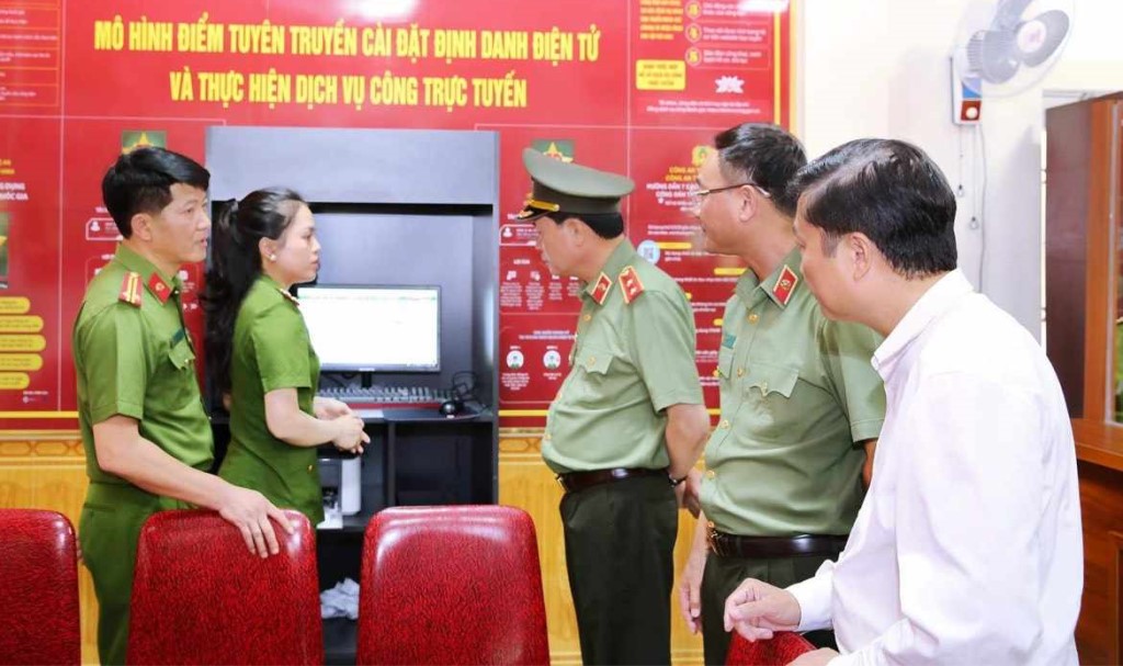 Đồng chí Trung tướng Lê Quốc Hùng, Thứ trưởng Bộ Công an cùng đoàn công tác kiểm tra thực tế triển khai