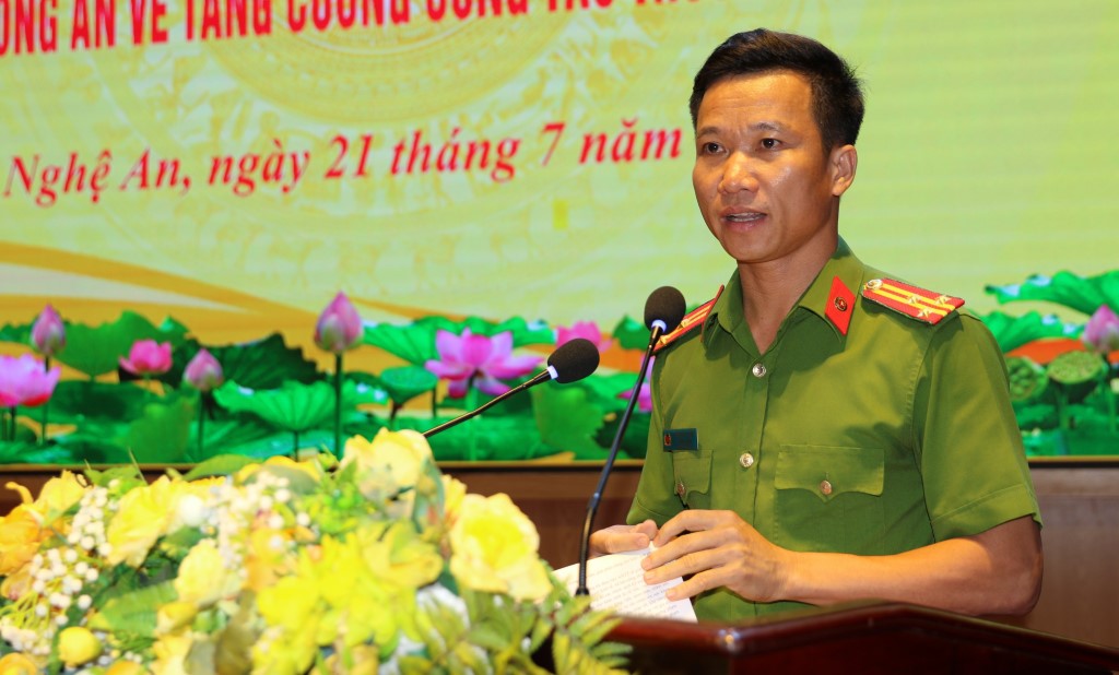 Đại diện lãnh đạo Phòng Cảnh sát hình sự phát biểu tham luận về công tác đấu tranh, khám phá các vụ án