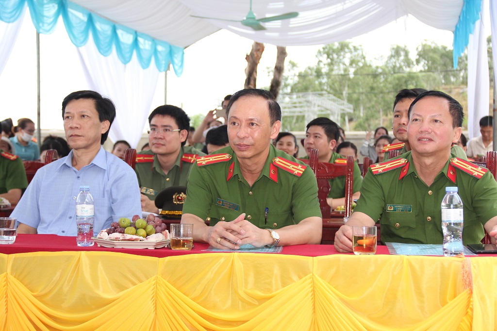 Các đại biểu tham dự buổi lễ