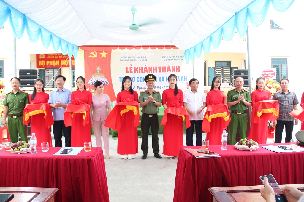 Các đại biểu cắt băng khánh thành và bàn giao trụ sở làm việc cho Công an xã Nghi Vạn