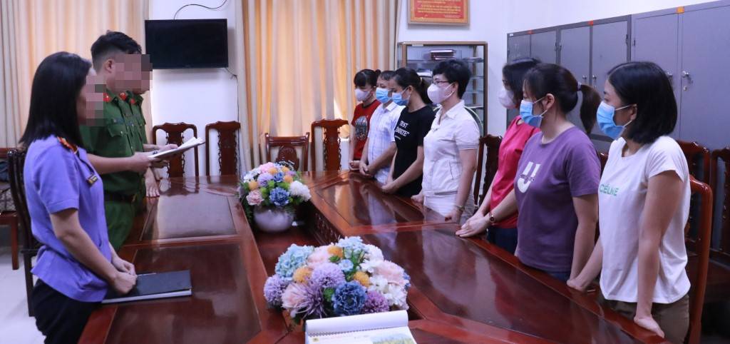Cơ quan Cảnh sát điều tra Công an thành phố Vinh đọc lệnh khởi tố bị can